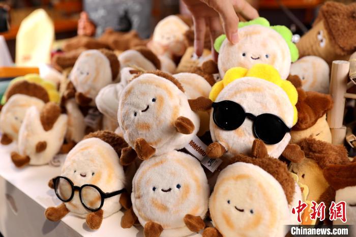 西安文創(chuàng)產(chǎn)品&ldquo;絨饃饃&rdquo;走紅網(wǎng)絡(luò)