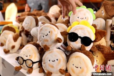 西安文創產品“絨饃饃”走紅網絡，傳統美食變身潮玩新寵